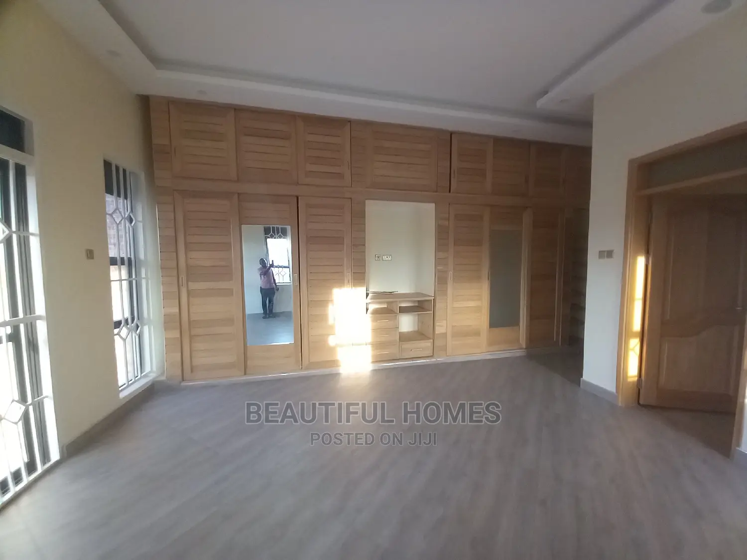 Furnished 5bdrm Mansion in Tarmacked Area, Kira for Sale in Kira