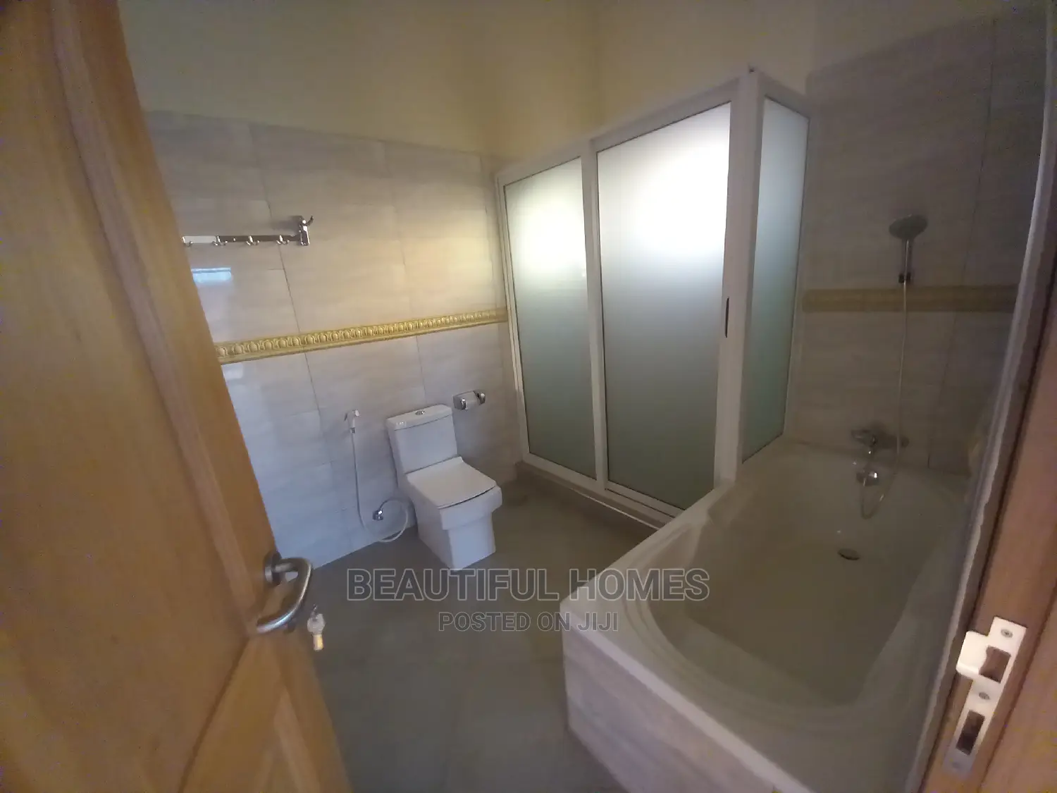 Furnished 5bdrm Mansion in Tarmacked Area, Kira for Sale in Kira