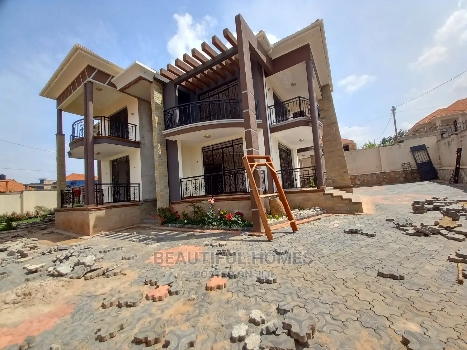Furnished 6bdrm Mansion in Kira Tarmack for Sale in Kira