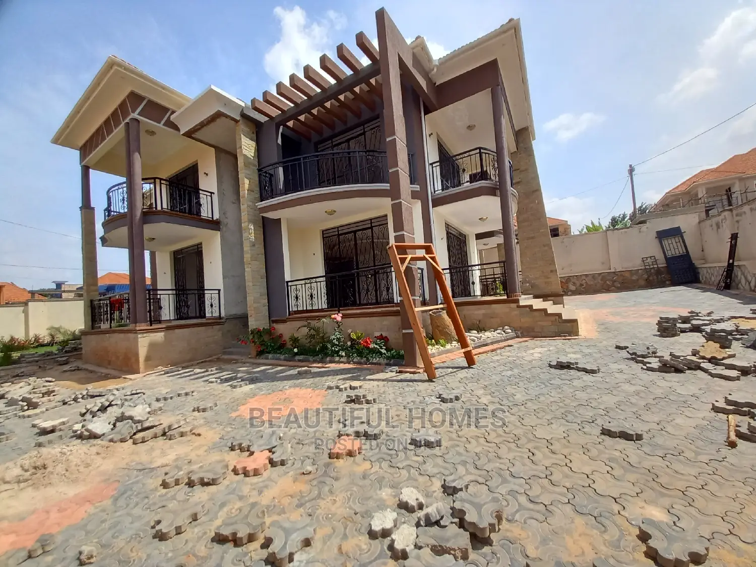 Furnished 6bdrm Mansion in Kira Tarmack for Sale in Kira