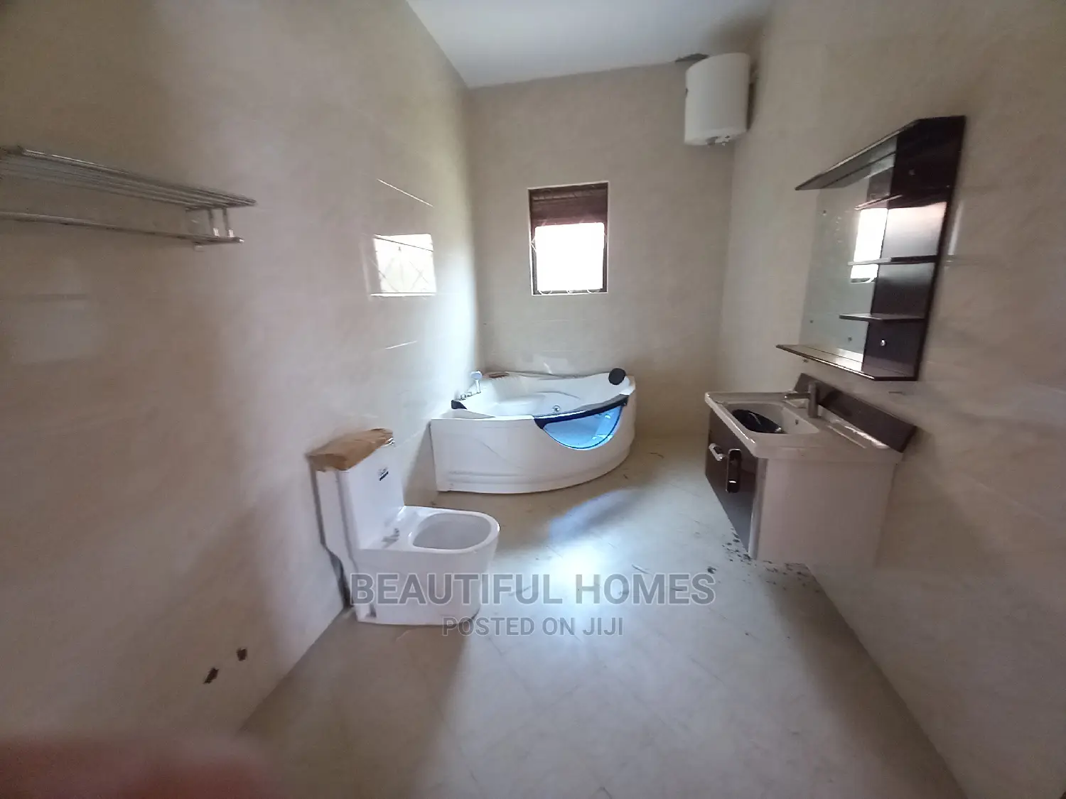 Furnished 6bdrm Mansion in Kira Tarmack for Sale in Kira