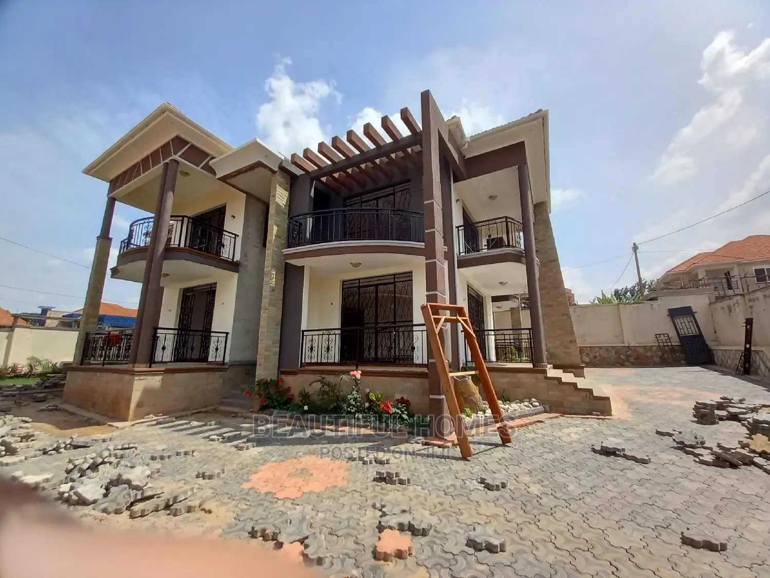 Furnished 6bdrm Mansion in Kira Tarmack for Sale in Kira