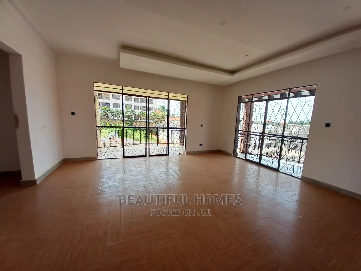Furnished 6bdrm Mansion in Kira Tarmack for Sale in Kira