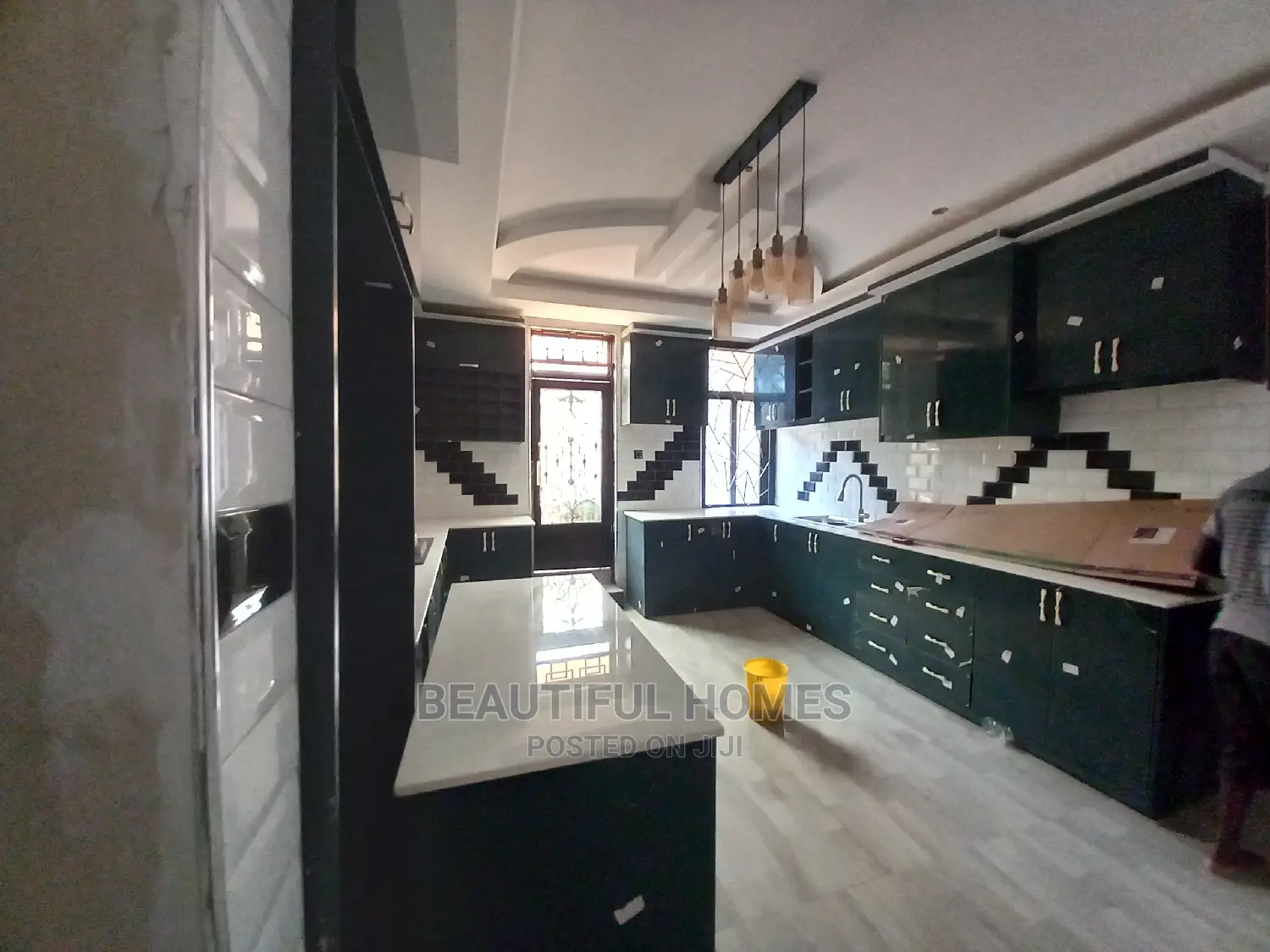 Furnished 7bdrm Mansion in Kira Corporate for Sale in Kira