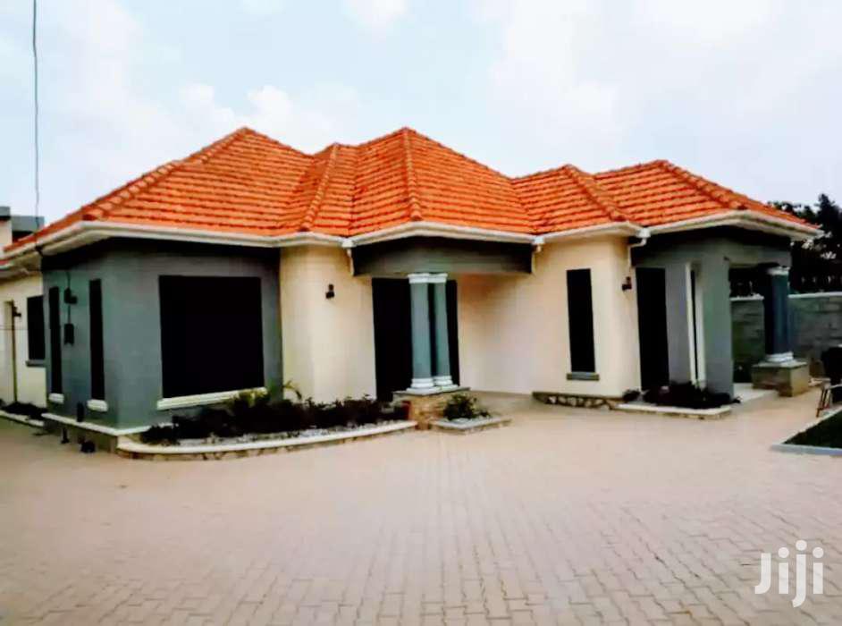Kyanjja  House In Tarmacked Neighbourhood On Sell in Kampala