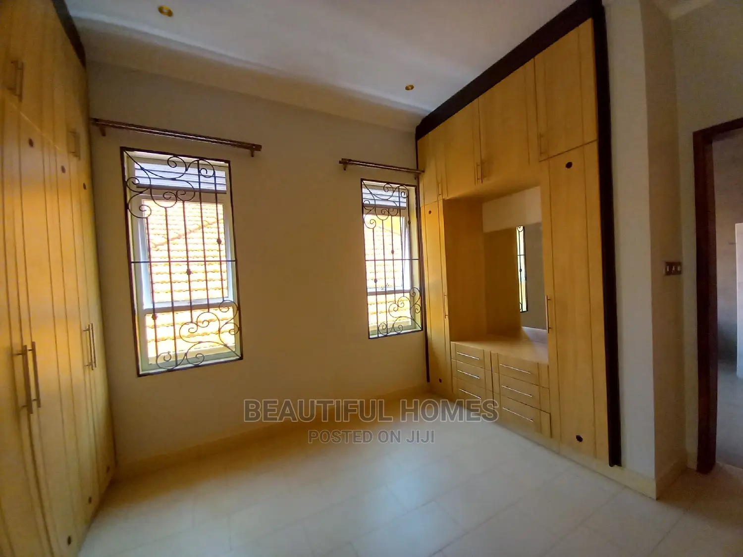 Furnished 6bdrm House in Kira Tarmacked for Sale in Kira