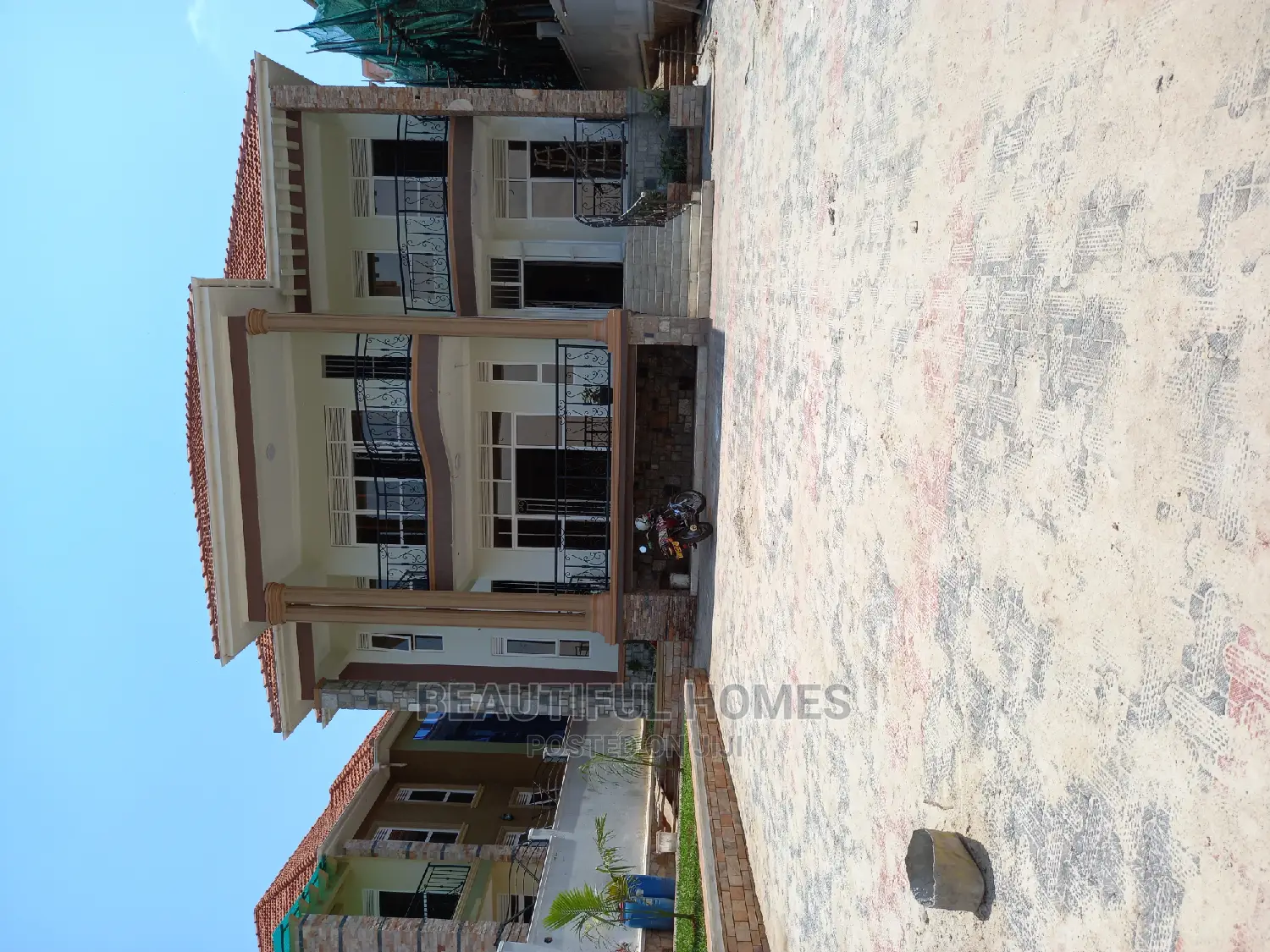 Furnished 6bdrm Mansion in Kira Tarmack for Sale in Kira