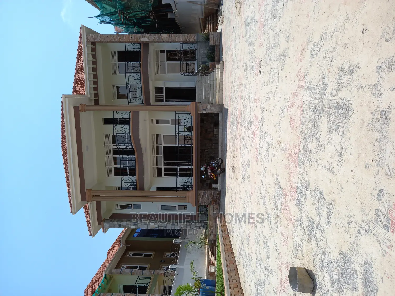 Furnished 6bdrm Mansion in Kira Tarmack for Sale in Kira