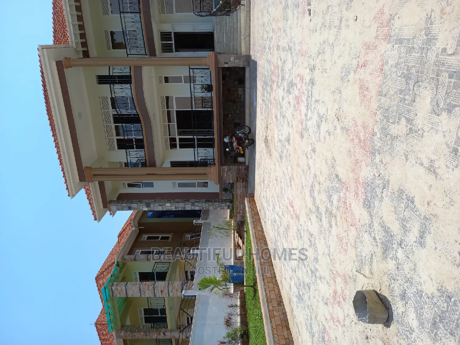Furnished 6bdrm Mansion in Kira Tarmack for Sale in Kira
