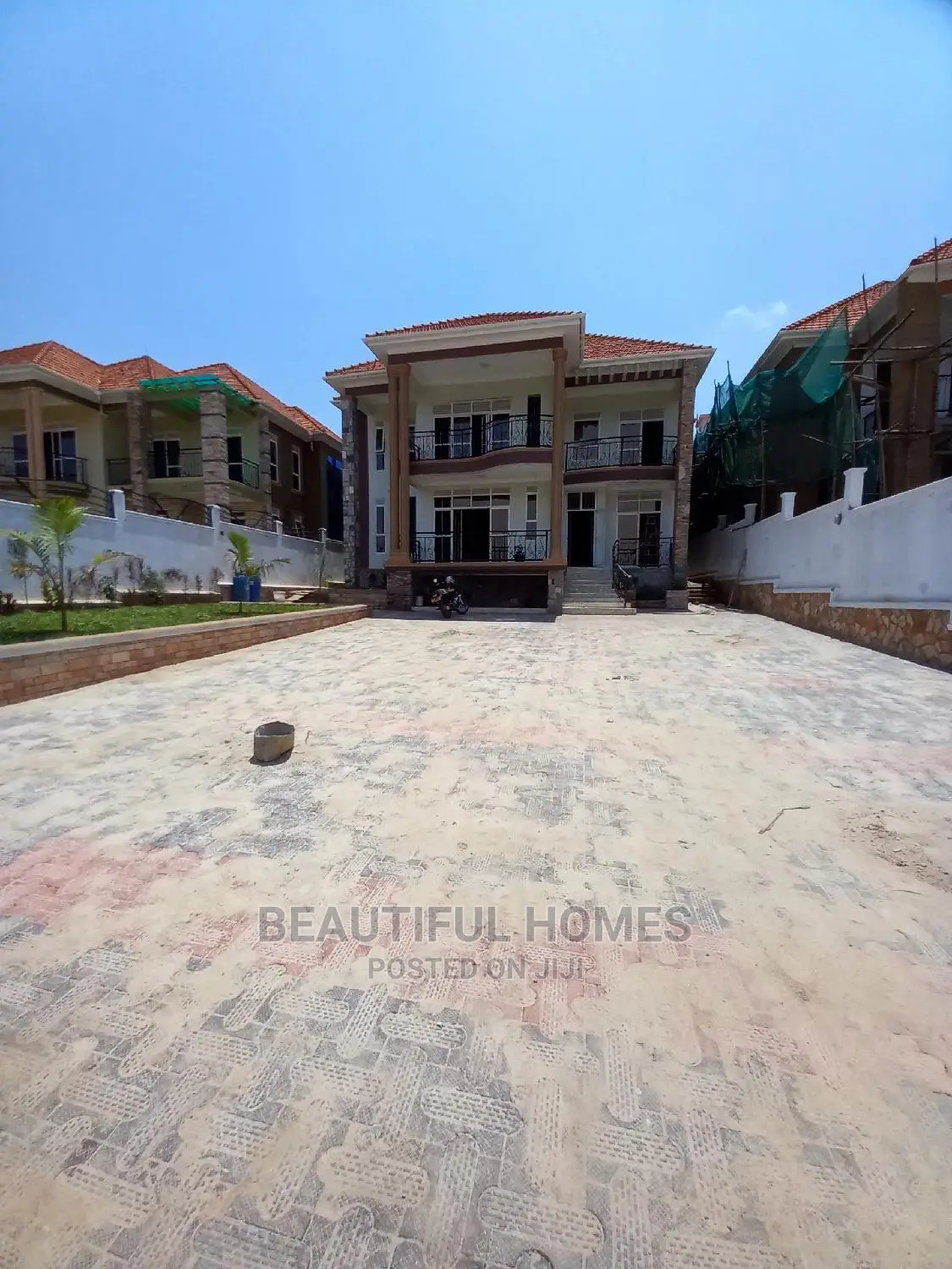 Furnished 6bdrm Mansion in Kira Tarmack for Sale in Kira