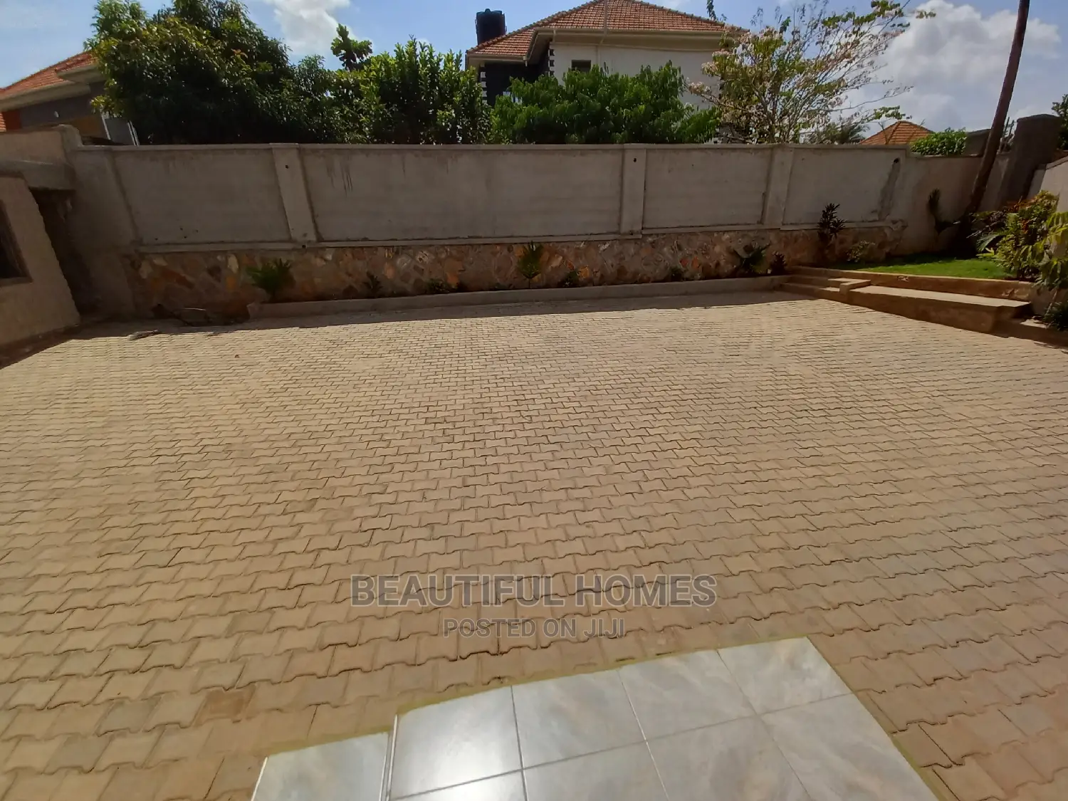 Furnished 4bdrm House in Kira Tarmacked for Sale in Kira
