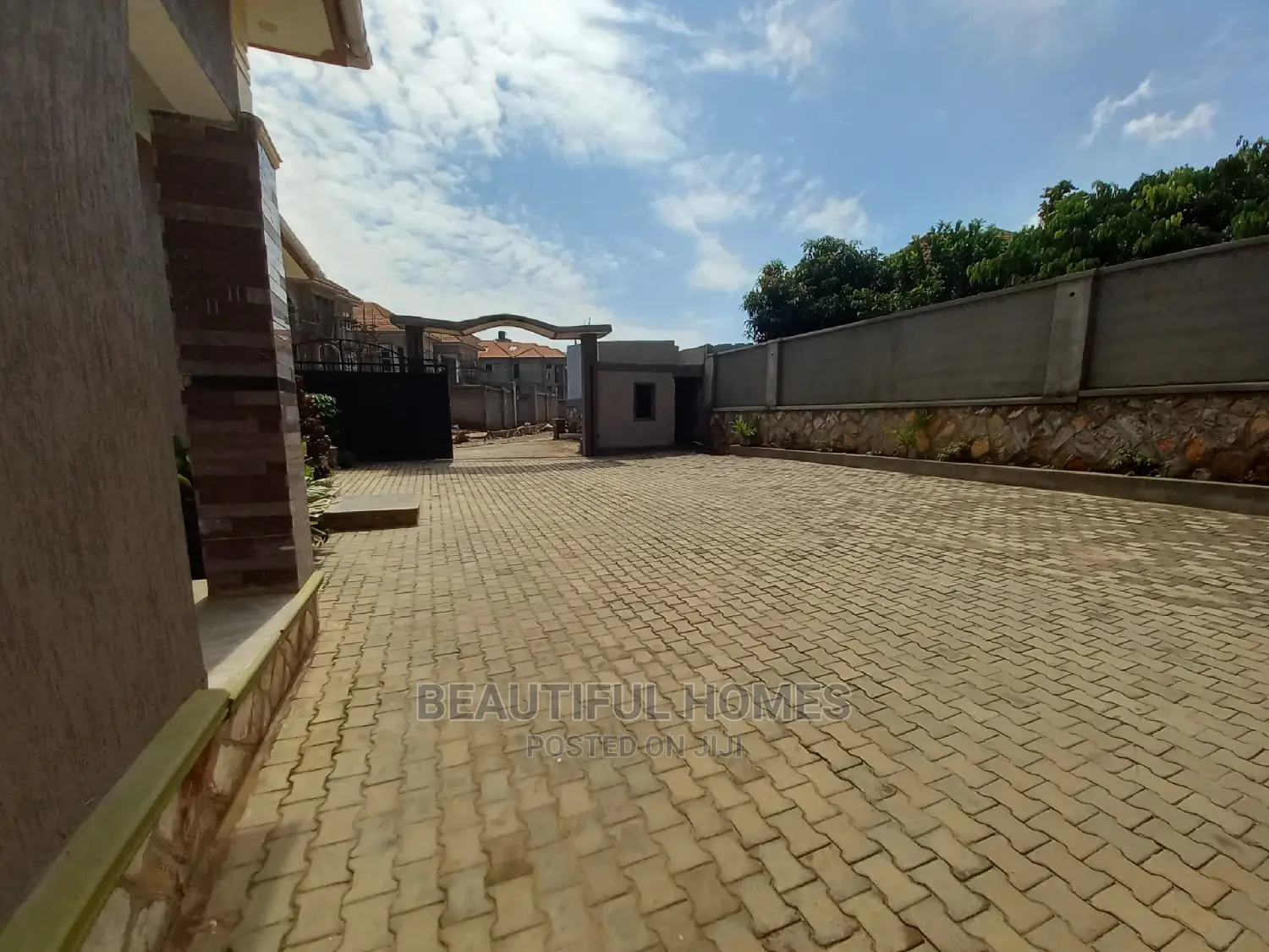 Furnished 4bdrm House in Kira Tarmack for Sale in Kira