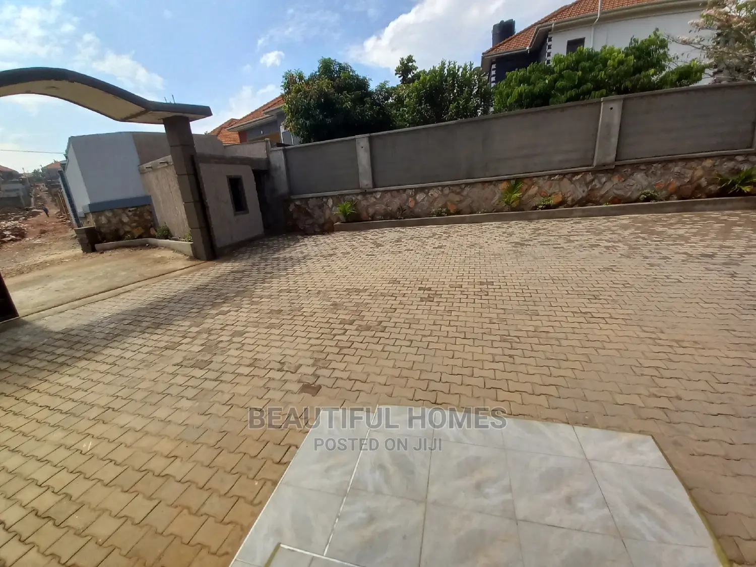Furnished 4bdrm House in Kira Tarmack for Sale in Kira