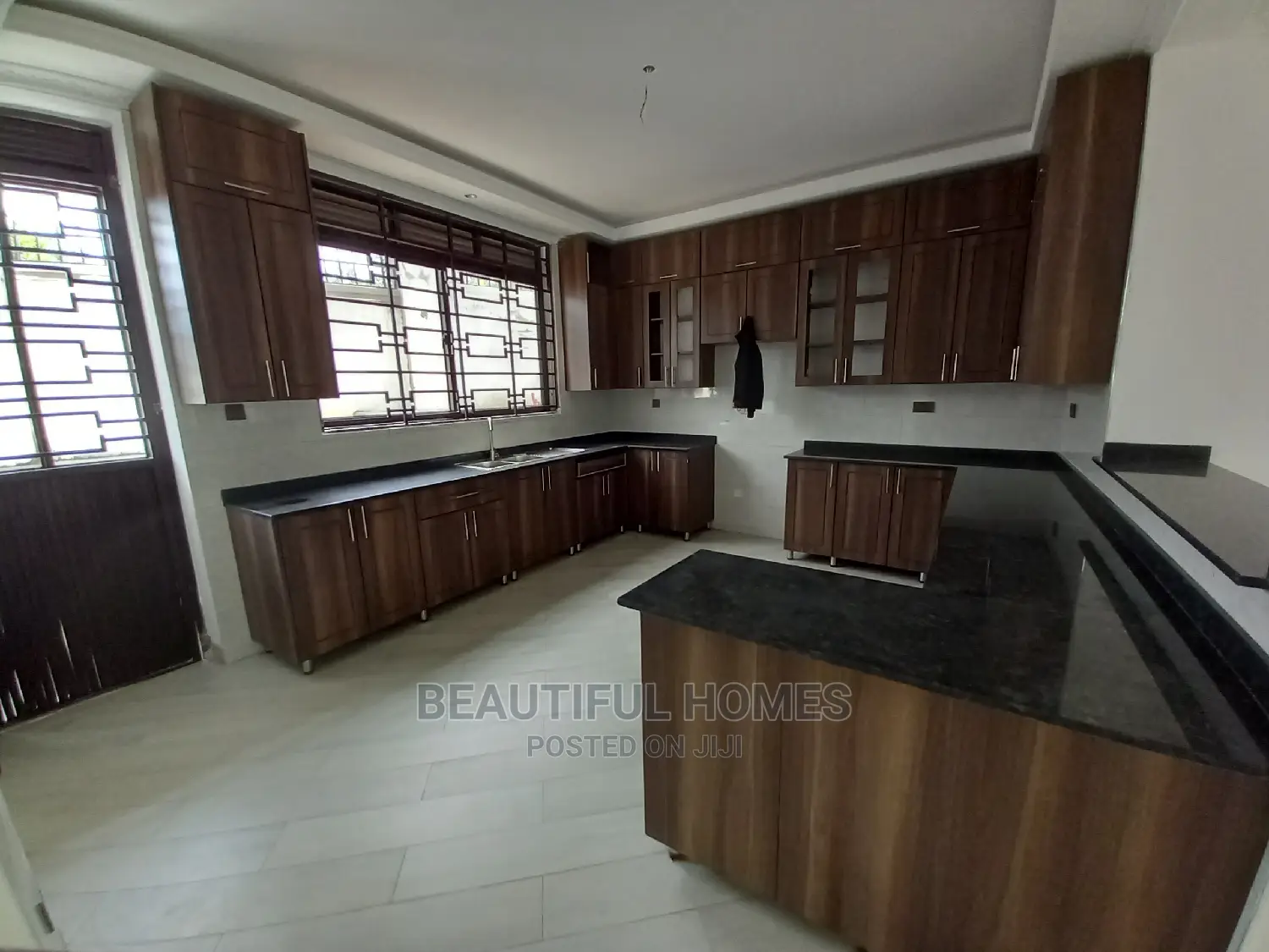 Furnished 6bdrm Mansion in Kkwatule, Central Division for Sale in Central Division