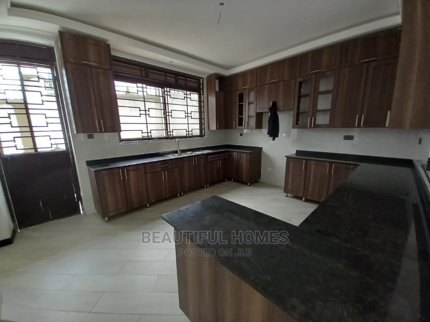 Furnished 6bdrm Mansion in Kiwatule Bidandi, Nakawa for Sale in Nakawa