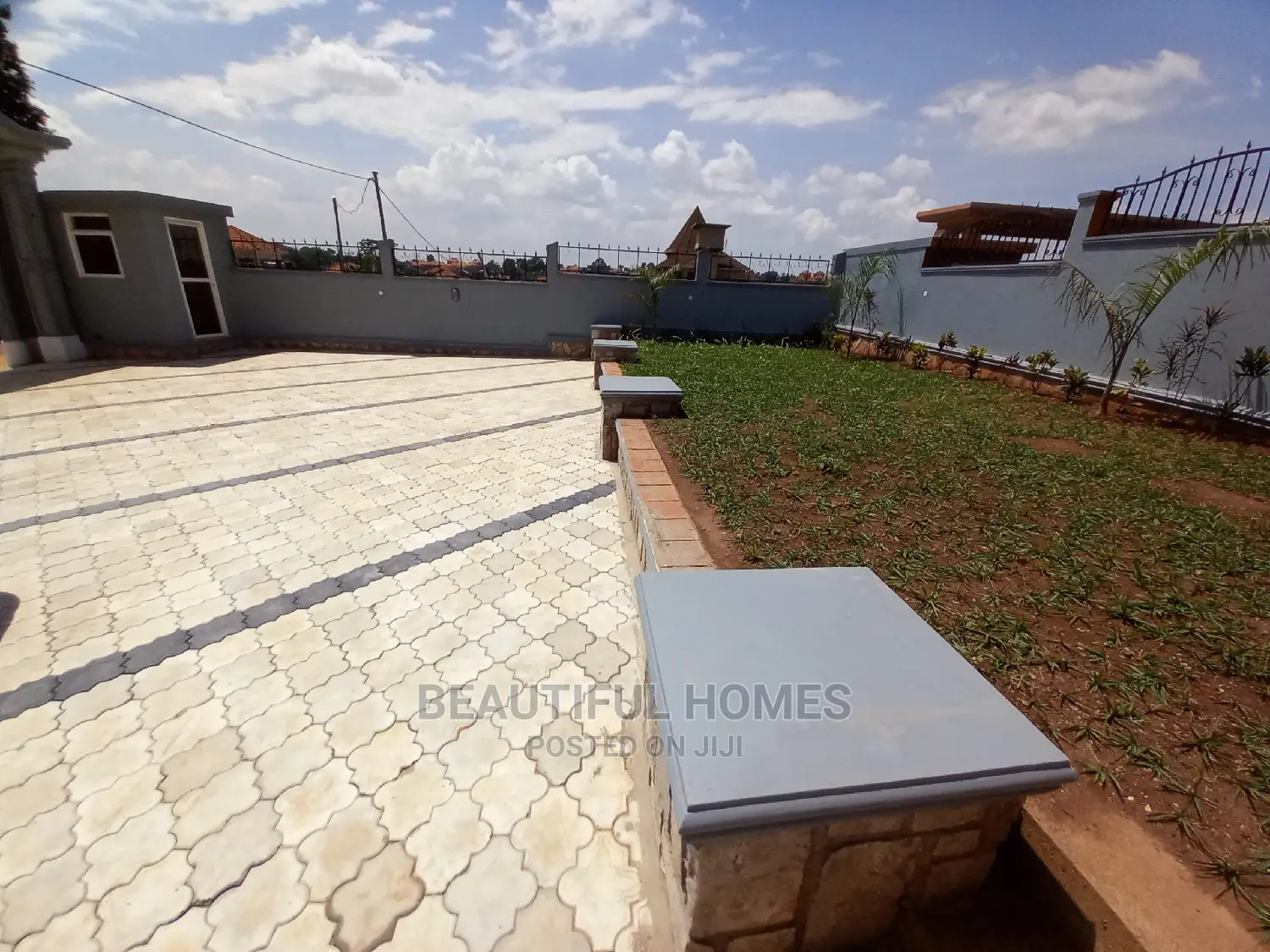 Furnished 6bdrm Mansion in Kira Tarmacked Lane for Sale in Kira