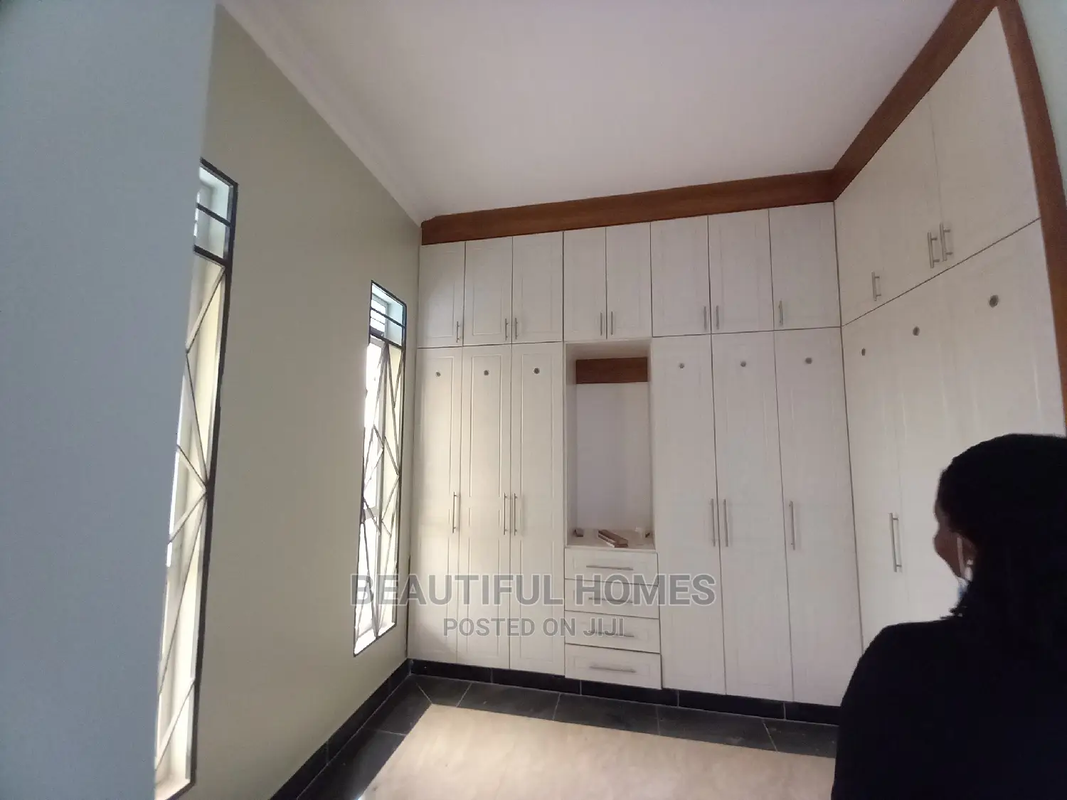 Furnished 6bdrm Mansion in Executive Wing, Kira for Sale in Kira