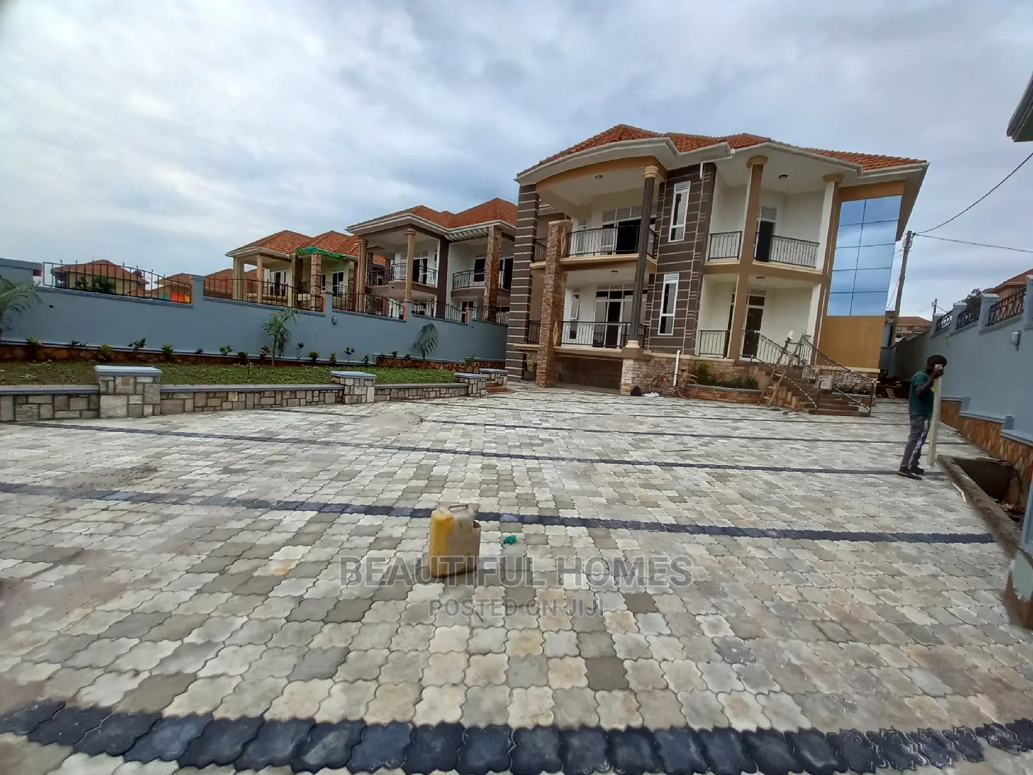 Furnished 6bdrm Mansion in Corporate Heights, Kira for Sale in Kira