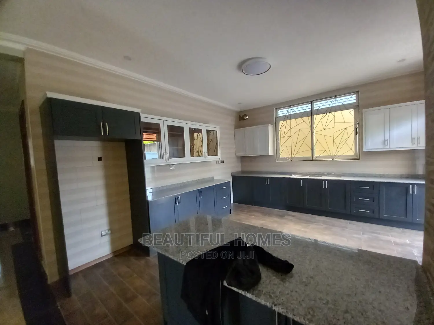 Furnished 6bdrm Mansion in Corporate Heights, Kira for Sale in Kira