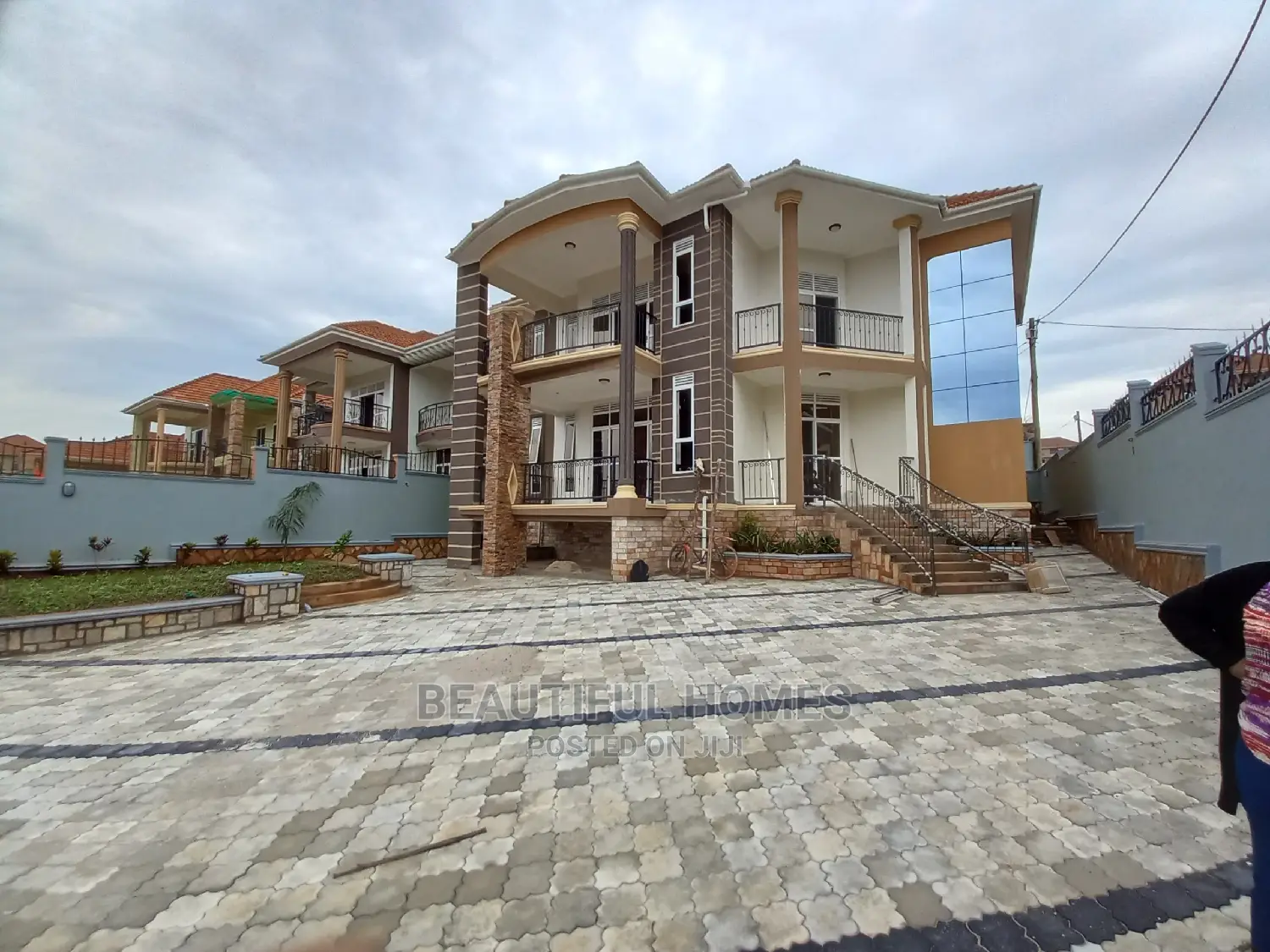 Furnished 6bdrm Mansion in Best Neighborhood, Kira for Sale in Kira