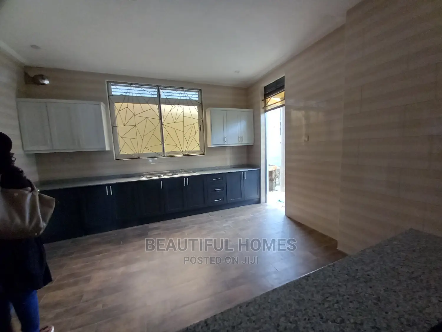 Furnished 6bdrm Mansion in Tarmacked Estate, Kira for Sale in Kira