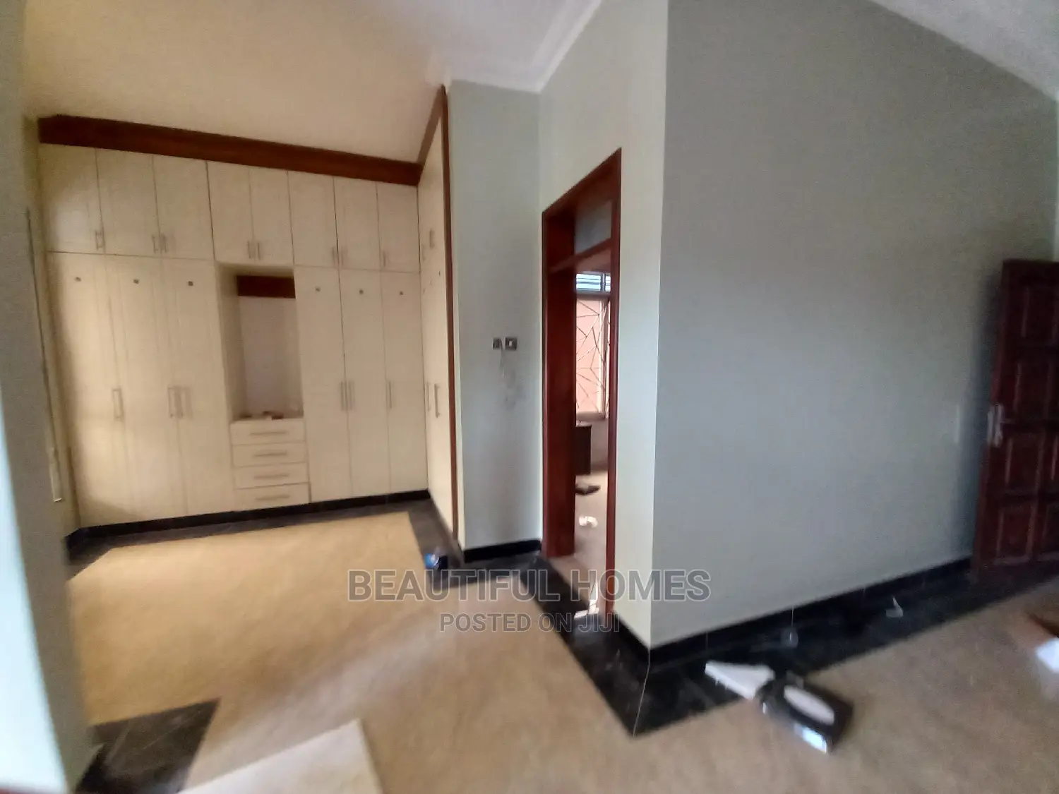 Furnished 6bdrm Mansion in Tarmacked Estate, Kira for Sale in Kira