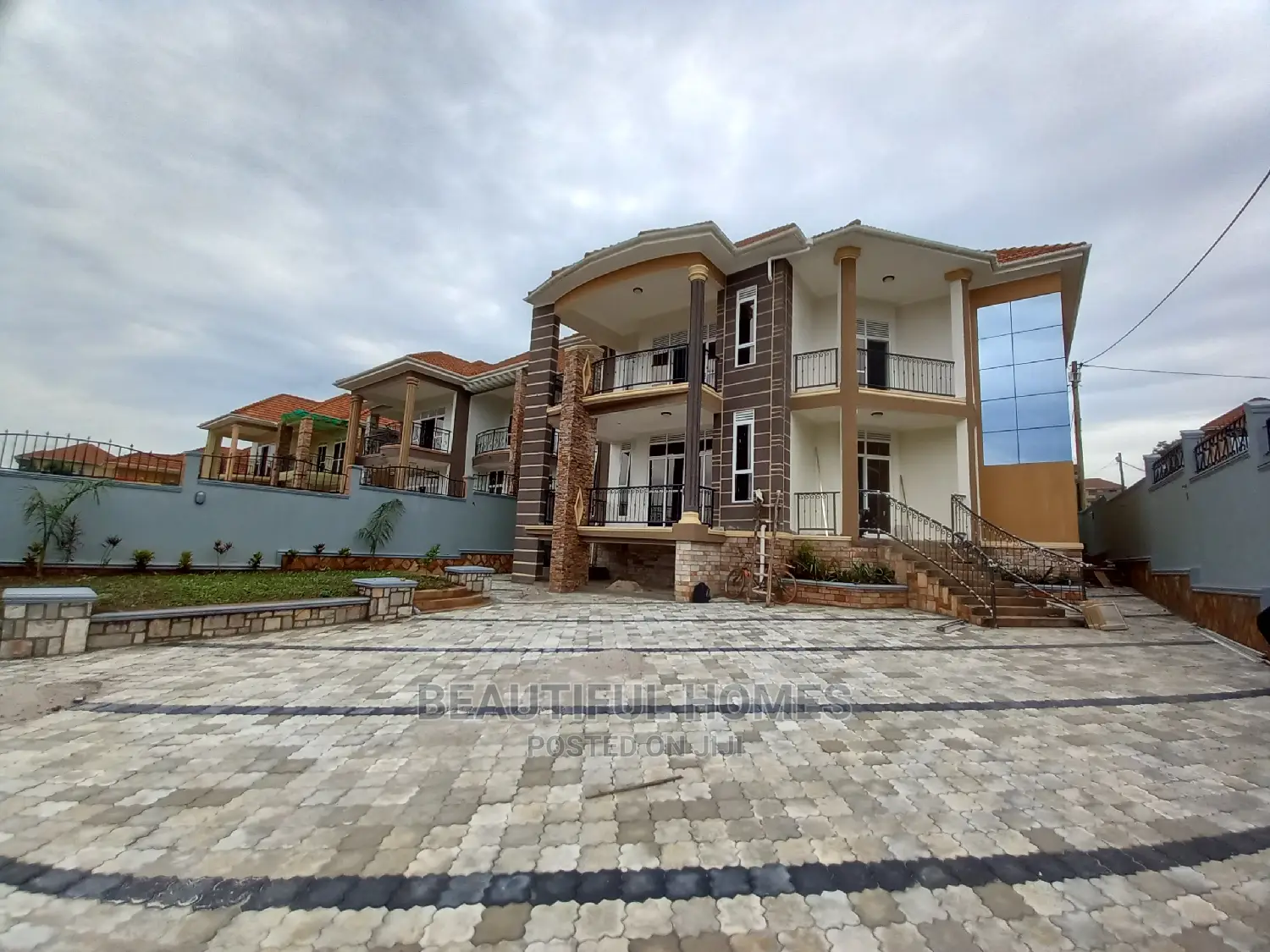 Furnished 6bdrm Duplex in Rich Neighborhood, Kira for Sale in Kira