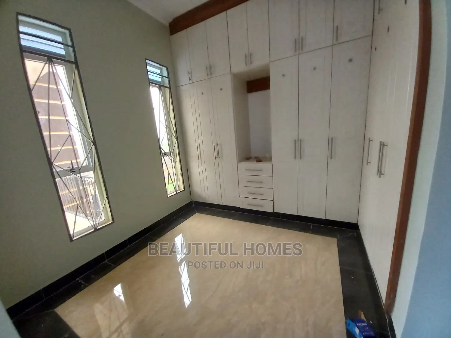 Furnished 6bdrm Duplex in Rich Neighborhood, Kira for Sale in Kira