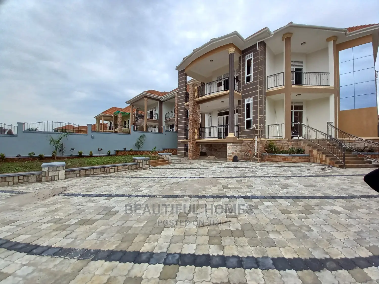 Furnished 6bdrm Duplex in Rich Neighborhood, Kira for Sale in Kira
