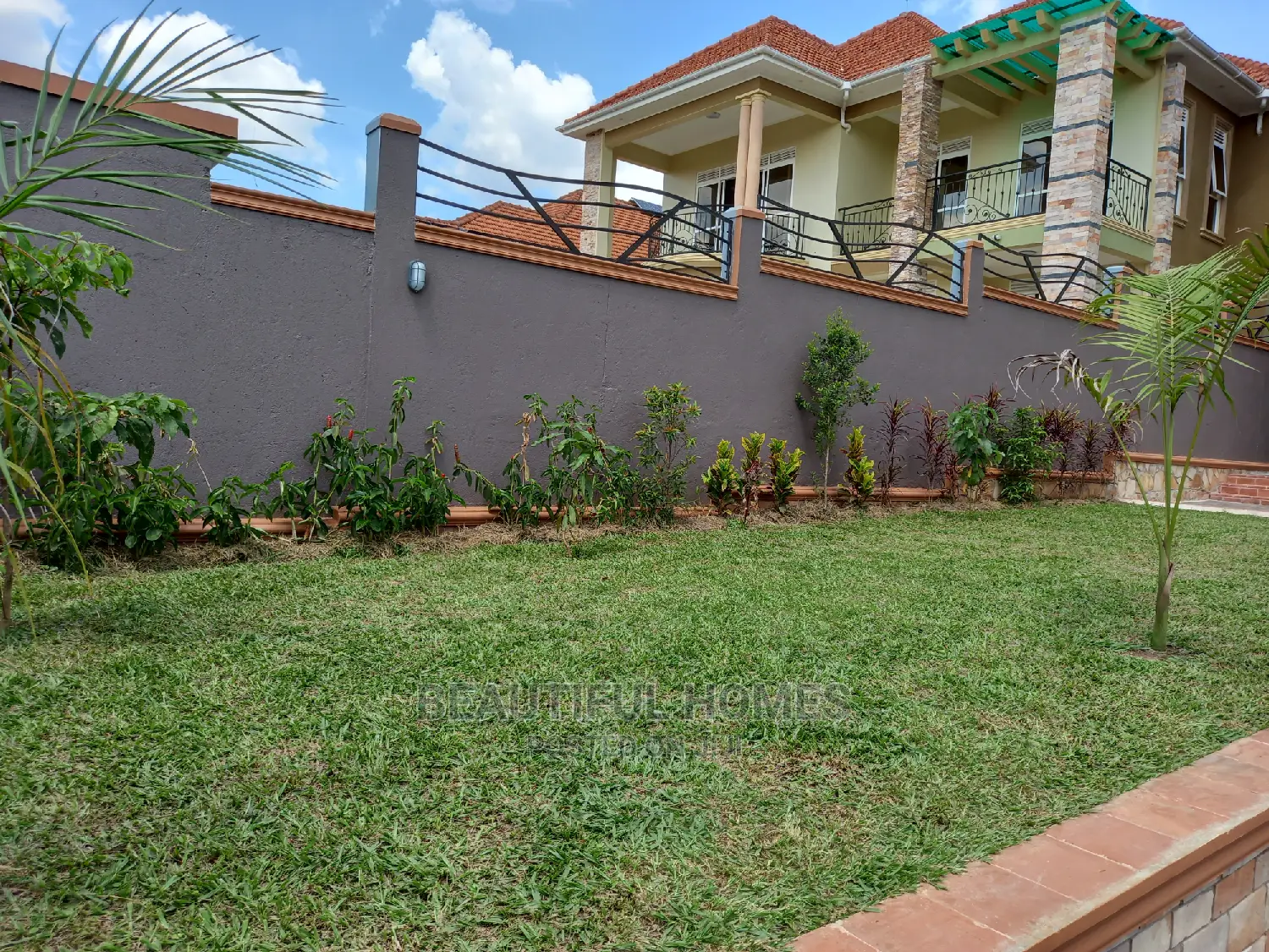Furnished 6bdrm Mansion in Kira Rich for Sale in Kira