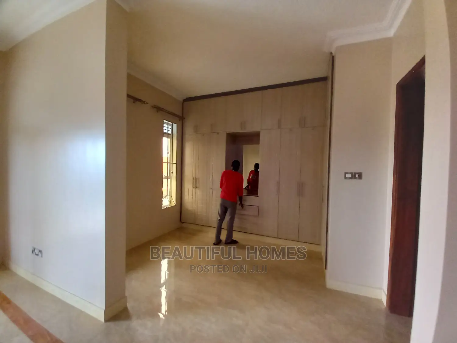Furnished 6bdrm Mansion in All Tarmack, Kira for Sale in Kira