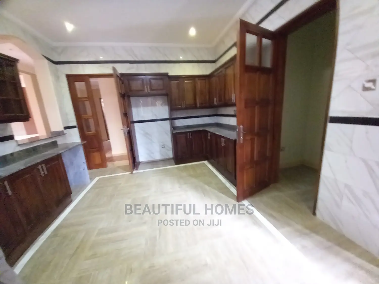 Furnished 6bdrm Mansion in All Tarmack, Kira for Sale in Kira