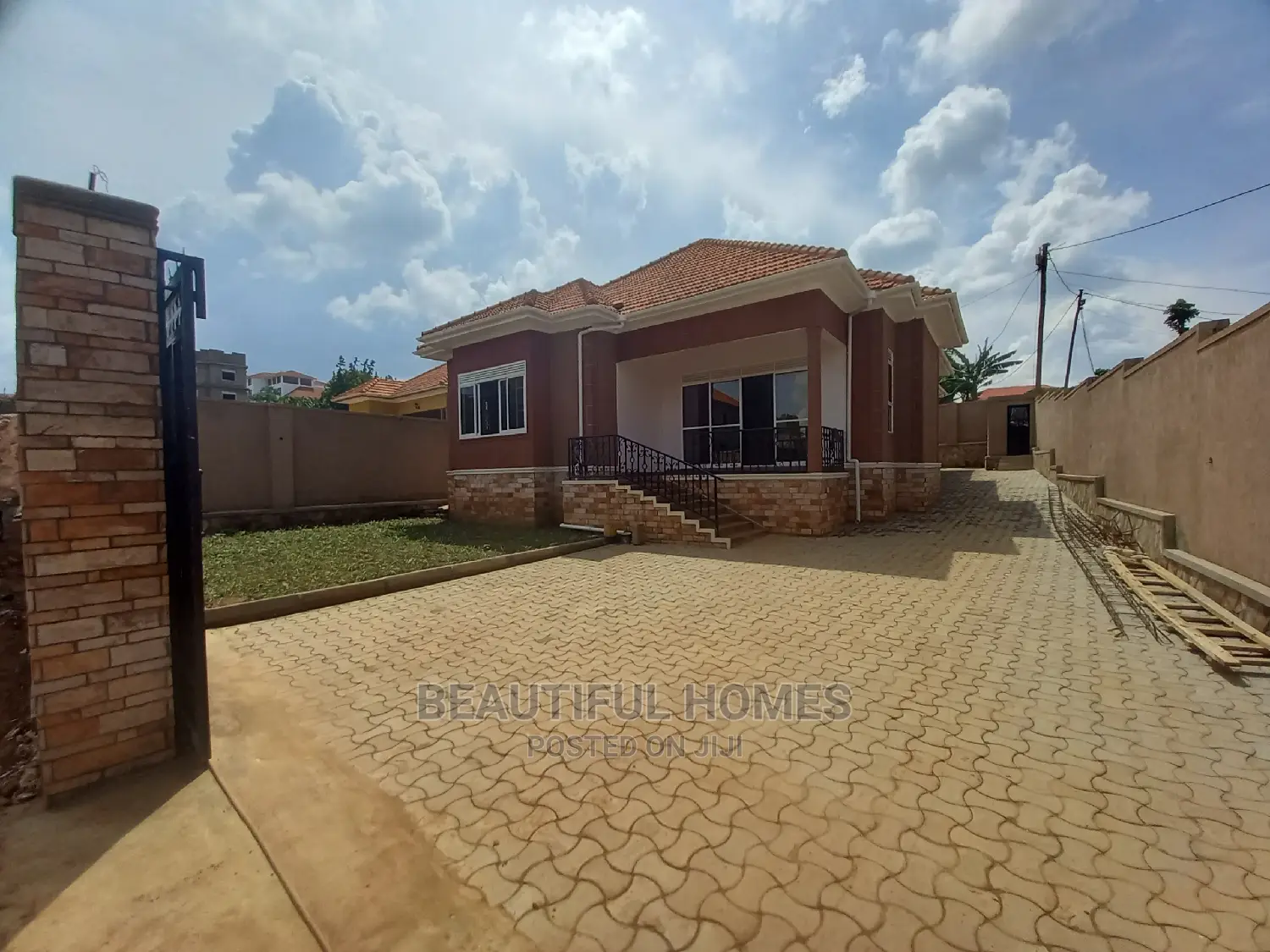 Furnished 4bdrm House in All Tarmack, Kira for Sale in Kira