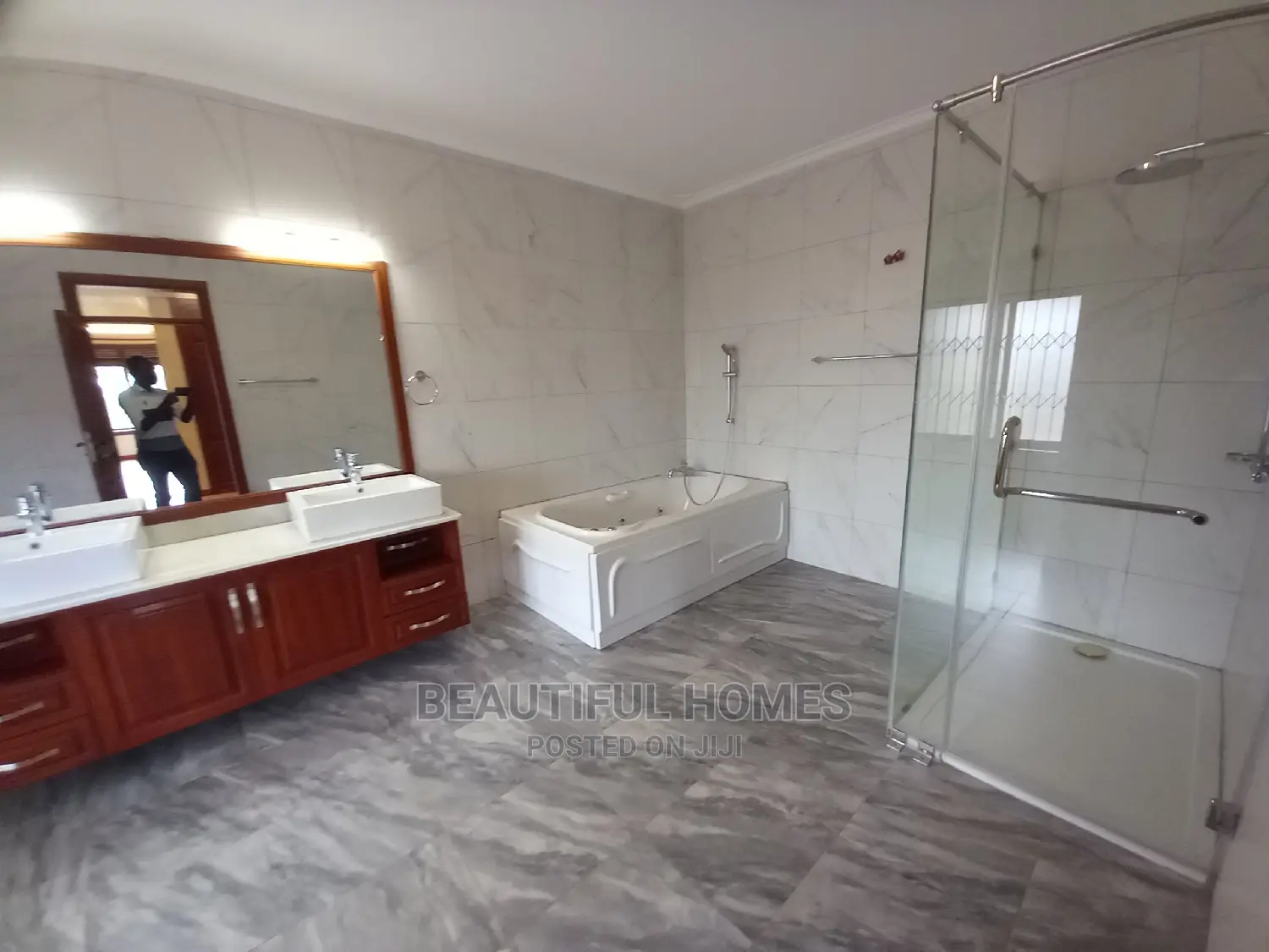 Furnished 7bdrm Mansion in Muyenga, Makindye for Sale in Makindye