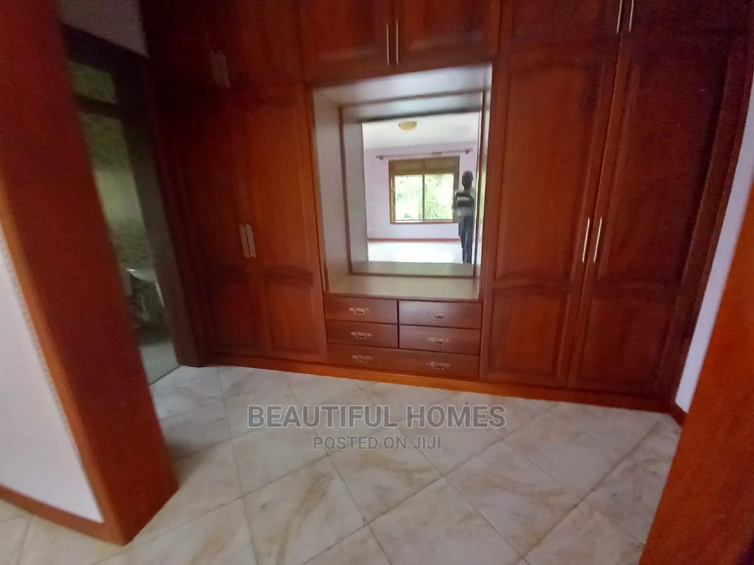Furnished 7bdrm Mansion in Muyenga, Makindye for Sale in Makindye