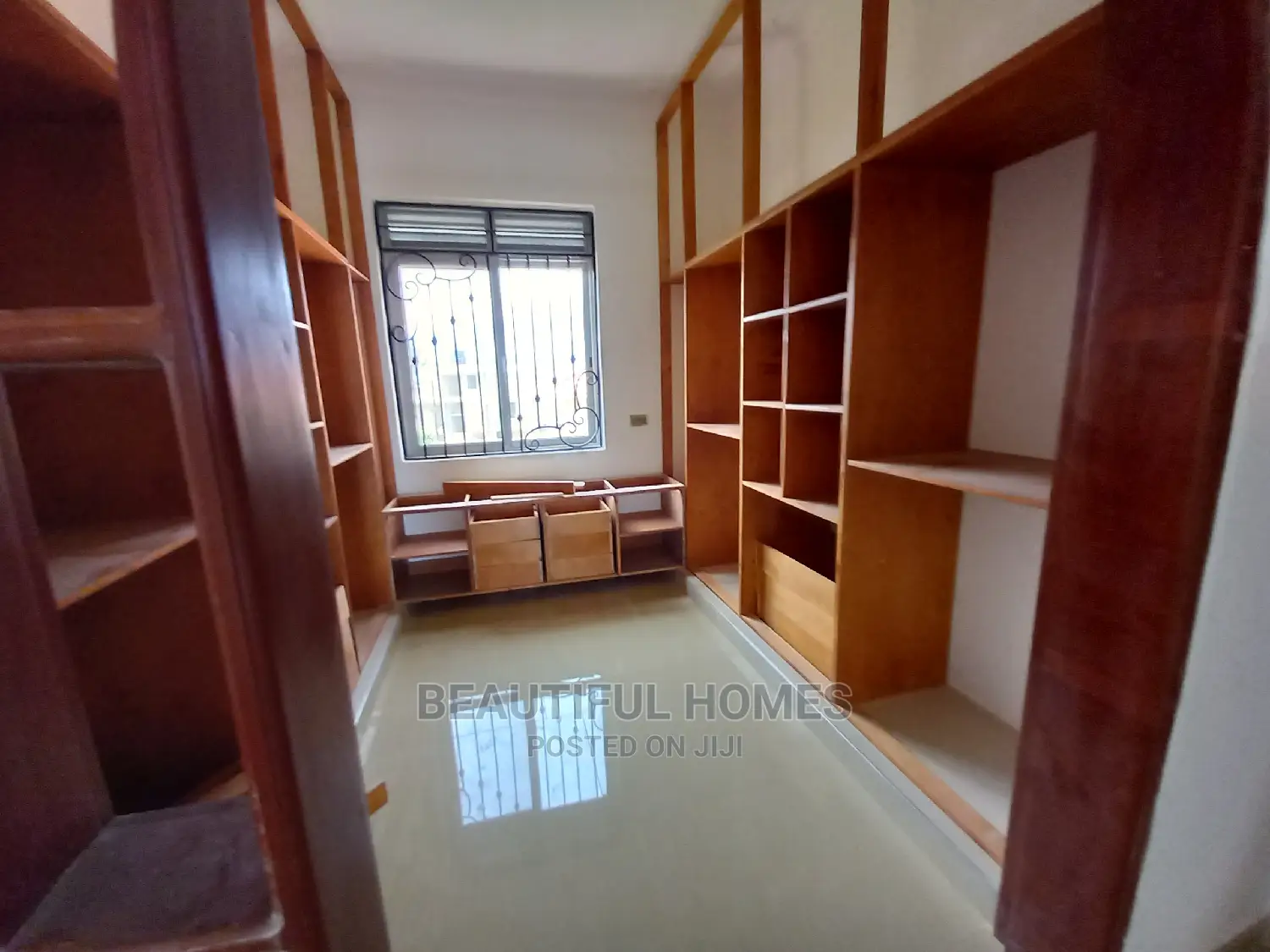 Furnished 6bdrm Mansion in Munyonyo Lake View, Makindye for Sale in Makindye
