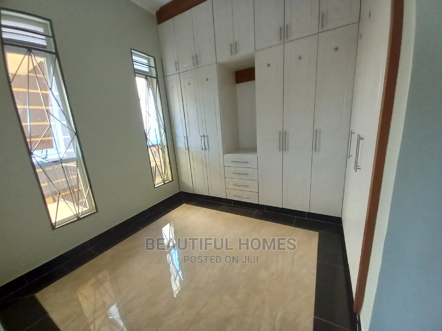 Furnished 6bdrm Mansion in Kira Tarmacked for Sale in Kira