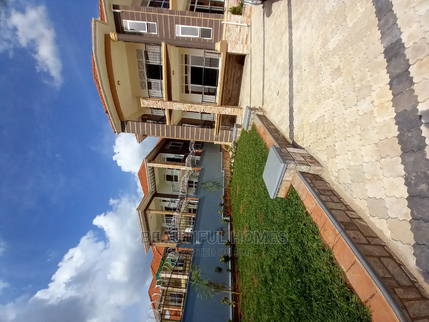 Furnished 6bdrm Mansion in Kira Tarmack for Sale in Kira