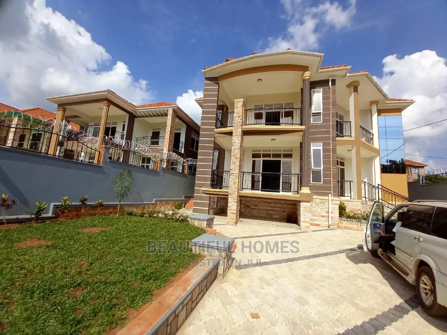 Furnished 6bdrm Mansion in Kira Tarmack for Sale in Kira