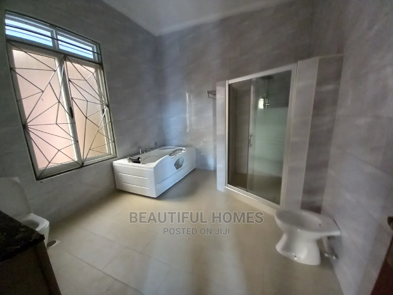 Furnished 6bdrm Mansion in Kira Tarmack for Sale in Kira