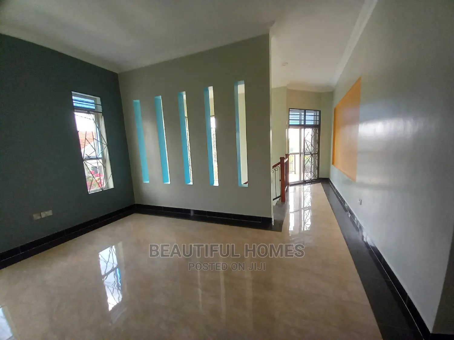 Furnished 6bdrm Mansion in Kira Tarmack for Sale in Kira