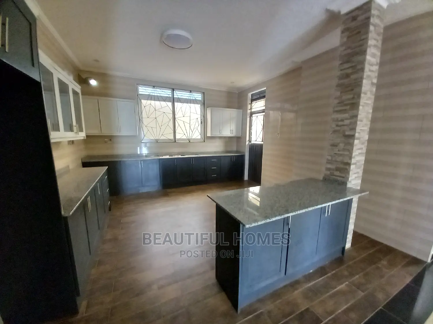Furnished 6bdrm Mansion in Kira Tarmack for Sale in Kira