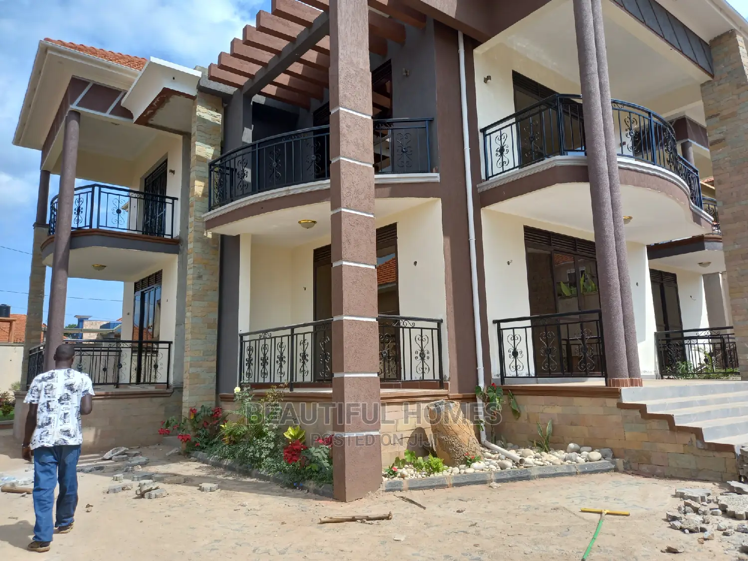 Furnished 6bdrm Mansion in Kira Tarmack Estate for Sale in Kira