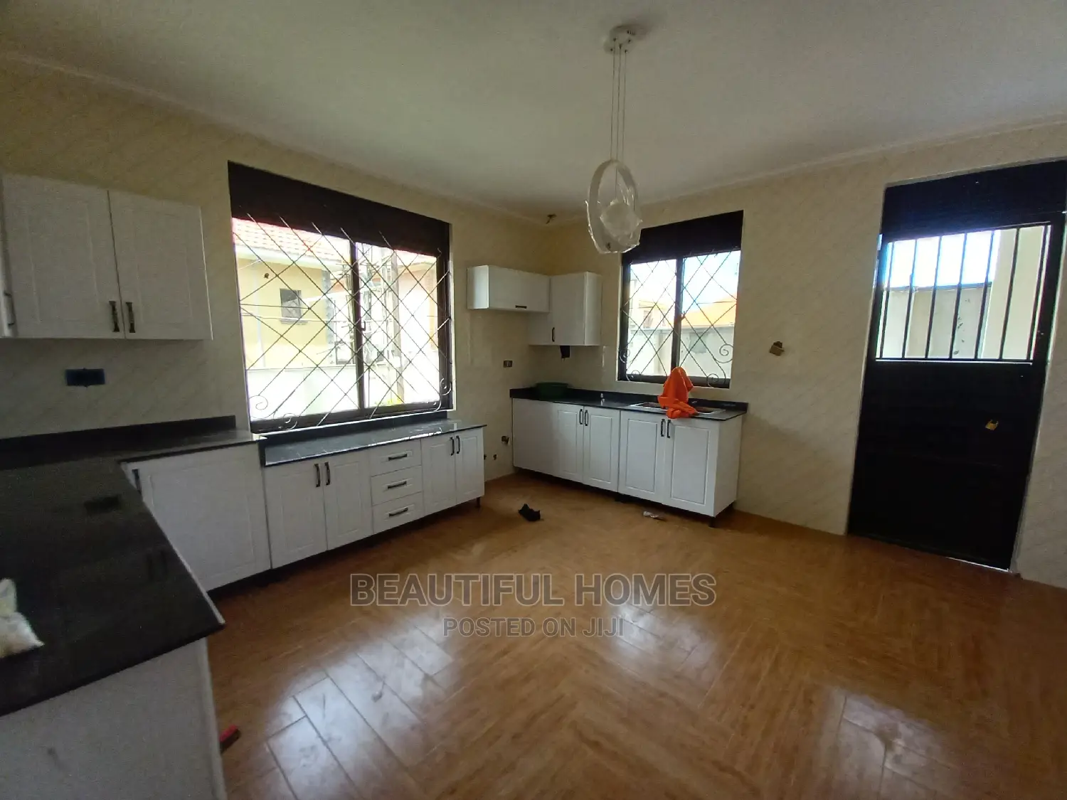 Furnished 6bdrm Duplex in All Tarmack, Kira for Sale in Kira