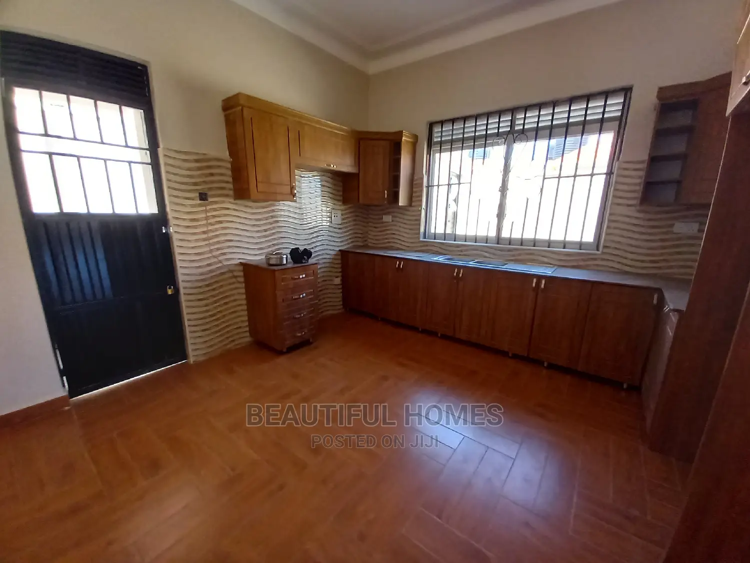 Furnished 4bdrm House in All Tarmack, Kira for Sale in Kira