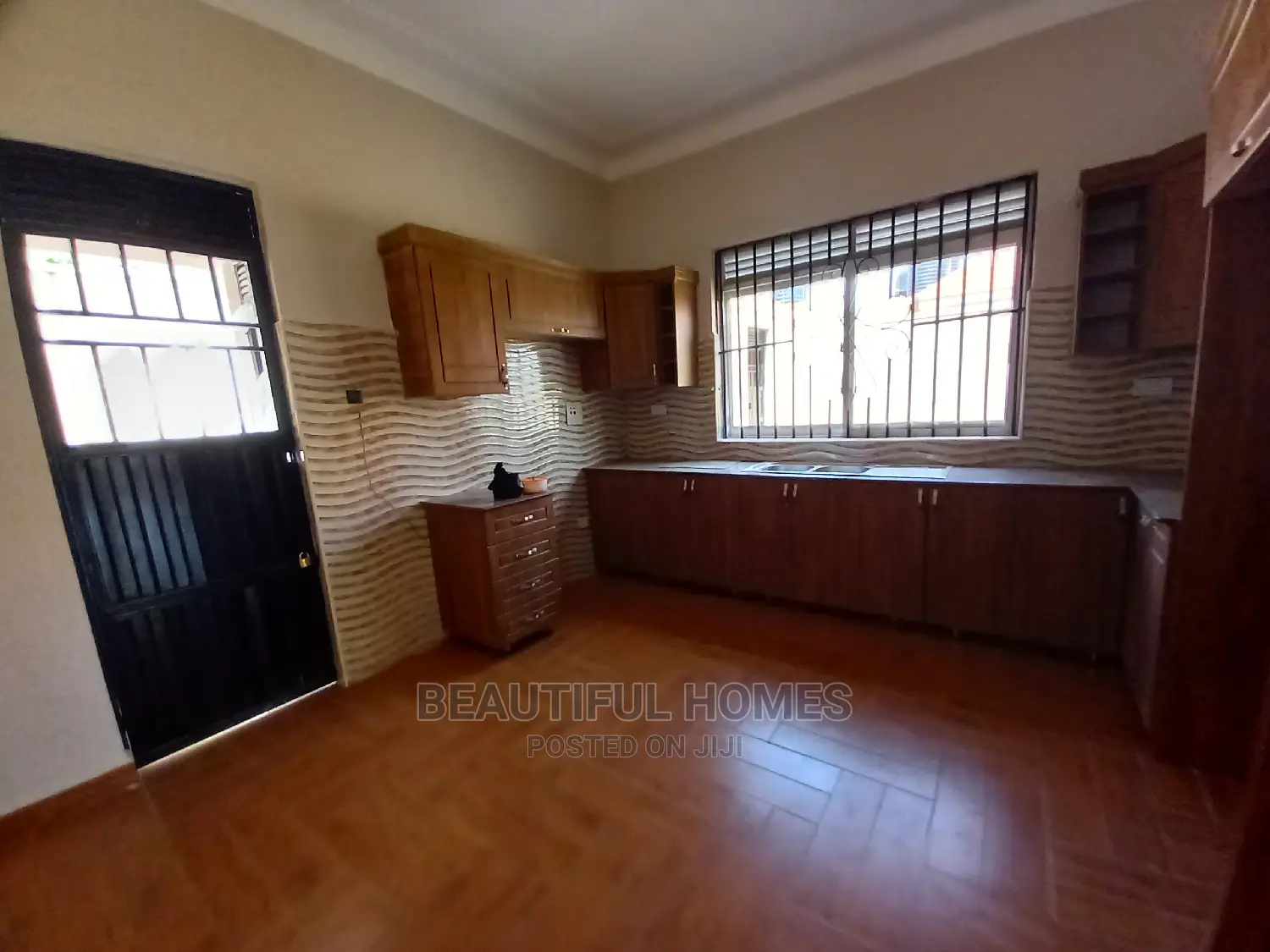 Furnished 4bdrm Bungalow in Kira Tarmack for Sale in Kira