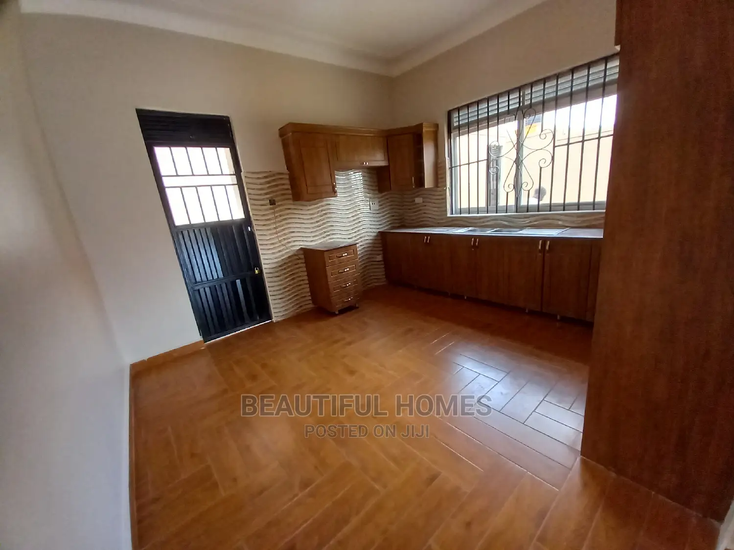 Furnished 4bdrm Mansion in Kira Mamerito, Central Division for Sale in Central Division