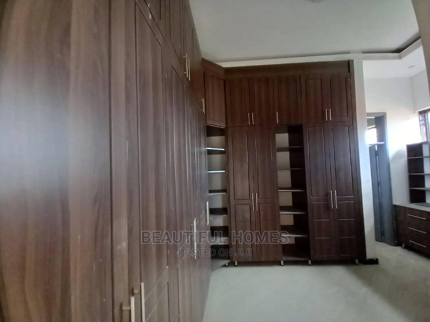 Furnished 6bdrm Mansion in Kira for Sale in Kira