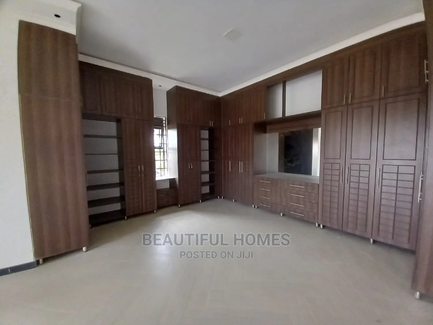 Furnished 6bdrm Mansion in Kira for Sale in Kira