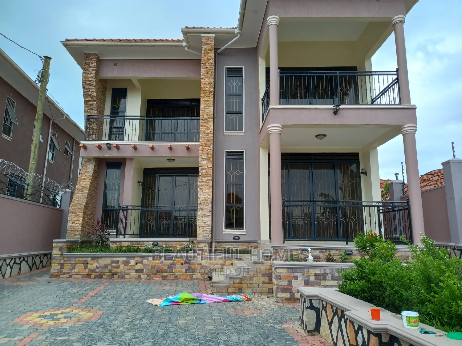 Furnished 5bdrm Duplex in All Tarmack, Kira for Sale in Kira